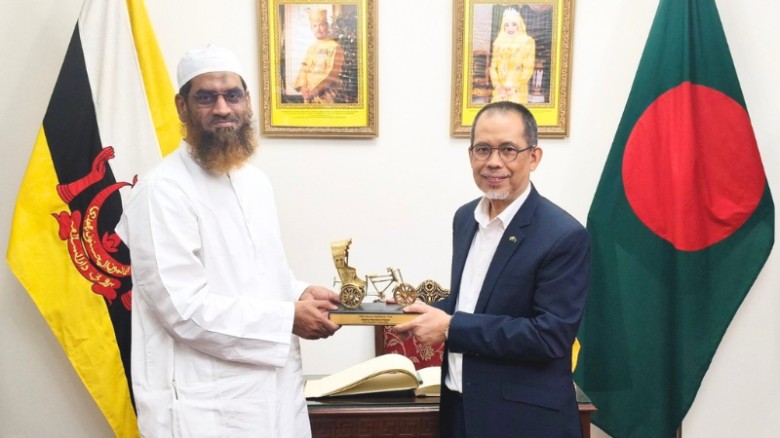 ব্রুনেই রাষ্ট্রদূতের সঙ্গে মাওলানা মামুনুল হকের সৌজন্য সাক্ষাৎ