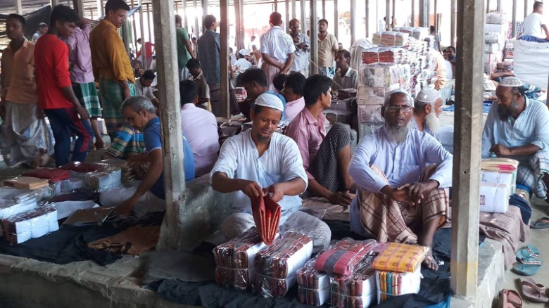 এনায়েতপুর হাট: হাইকোর্টের আদেশেও উচ্ছেদ নেই, ক্ষোভ