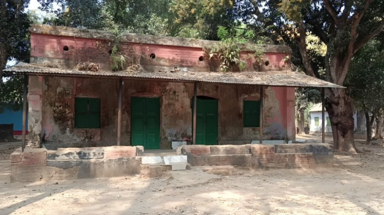 জরাজীর্ণ ঘোড়াঘাট ডাকবাংলো: ঐতিহ্যের কঙ্কালে মাদকসেবীদের আস্তানা