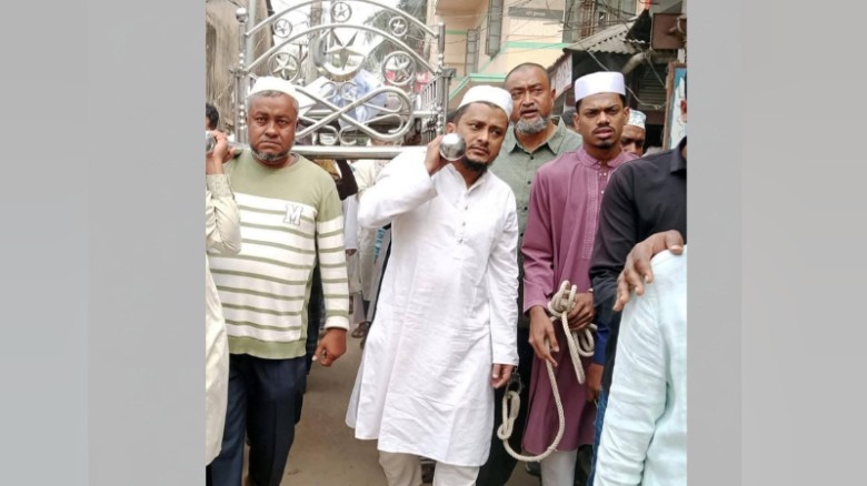 ফেনীতে প্যারোলে মুক্তি পেয়ে বাবার জানাজায় যুবলীগ নেতা ইয়াছিন শরীফ