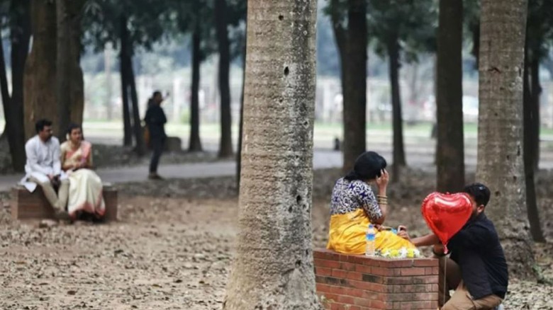 ডিজিটাল প্রেম ও কিশোর মন: আবেগ, আতঙ্ক আর সামাজিক নিয়ন্ত্রণের টানাপোড়েন