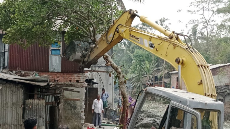 খাল রক্ষায় গলাচিপা পৌরসভায় অবৈধ স্থাপনা উচ্ছেদ অভিযান শুরু