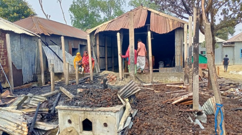 রায়গঞ্জে অগ্নিকাণ্ডে দুই ভাইয়ের বসতঘর ভস্মীভূত, ৬ লক্ষ টাকার ক্ষতি