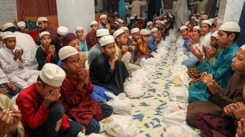 সাড়ে ৮০০ এতিম ও শিক্ষার্থীর মাঝে প্রথম আলোর ইফতার বিতরণ