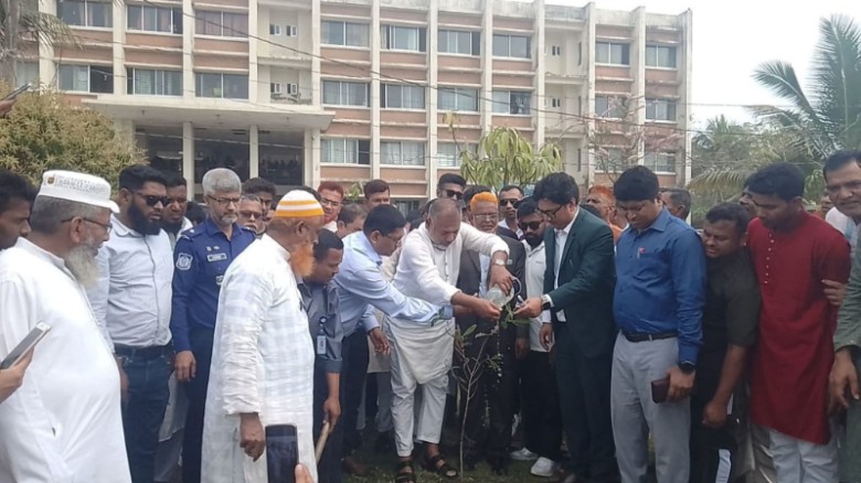 টুঙ্গিপাড়া উপজেলা চত্বরে বৃক্ষরোপণ করলেন এমপি এস এম জিলানী