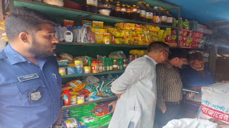 অনুমোদনহীন পণ্য বিক্রি ও মেয়াদোত্তীর্ণ ওষুধ: ফেনীতে চার প্রতিষ্ঠানকে জরিমানা