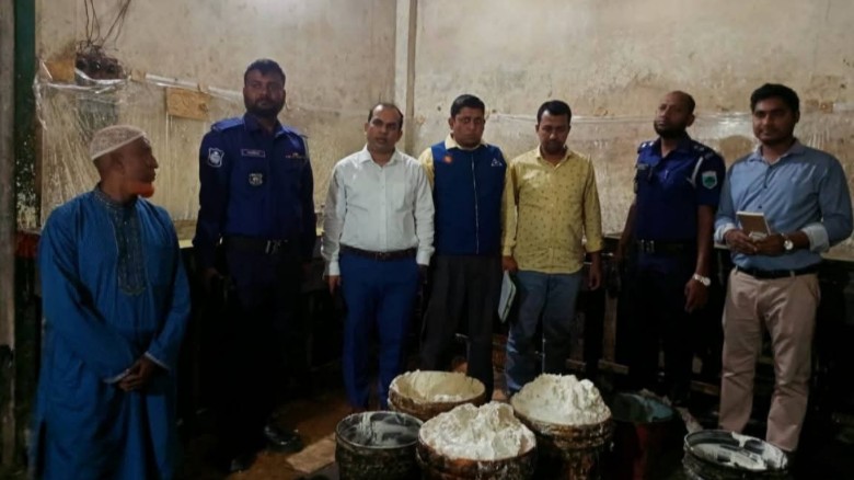 মোকামতলায় অস্বাস্থ্যকর পরিবেশে সেমাই তৈরি: ৩ কারখানাকে লাখ টাকা জরিমানা