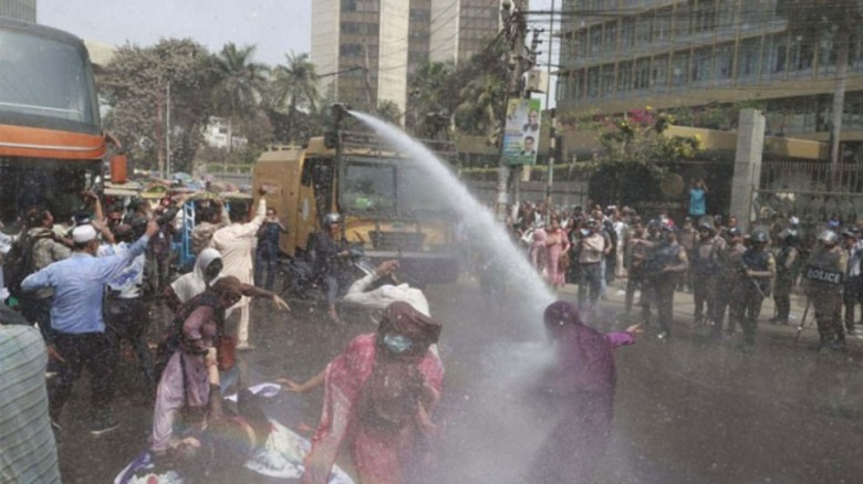 একীভূত ৫ ব্যাংকের আমানতকারীদের বাংলাদেশ ব্যাংক ঘেরাও: পুলিশের জলকামান নিক্ষেপ