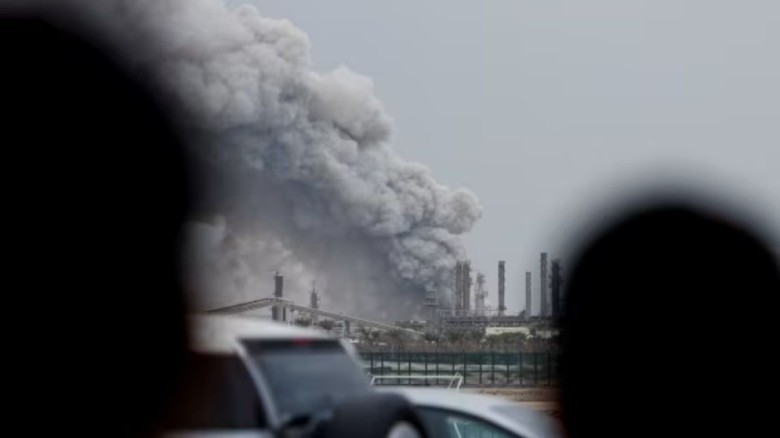 সৌদির পর এবার বাহরাইনের প্রধান তেল শোধনাগারে ইরানের হামলা