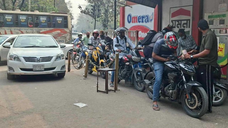 জ্বালানি তেলের সংকটে পাম্পে যানবাহনের দীর্ঘ লাইন