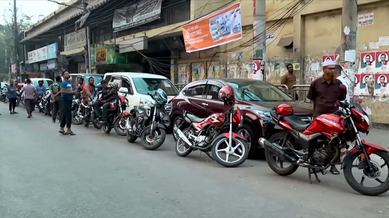 জ্বালানি তেলের সংকট: আজও রাজধানীজুড়ে দীর্ঘ লাইন ও ভোগান্তি