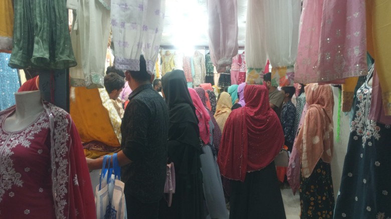 গাজীপুরে ছুটির দিনে ঈদের কেনাকাটায় উপচেপড়া ভিড়