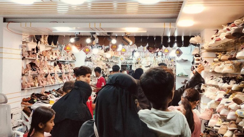 ঈদকে সামনে রেখে টেকনাফে কাপড়ের দোকানে ‘গলাকাটা’ বাণিজ্যের অভিযোগ