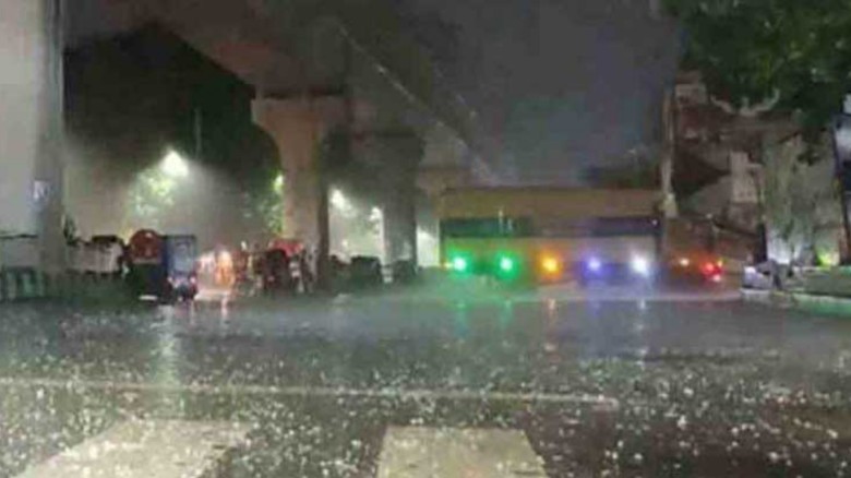 রাজধানীতে হঠাৎ শিলা বৃষ্টি,  মিরপুরে খেলা বন্ধ