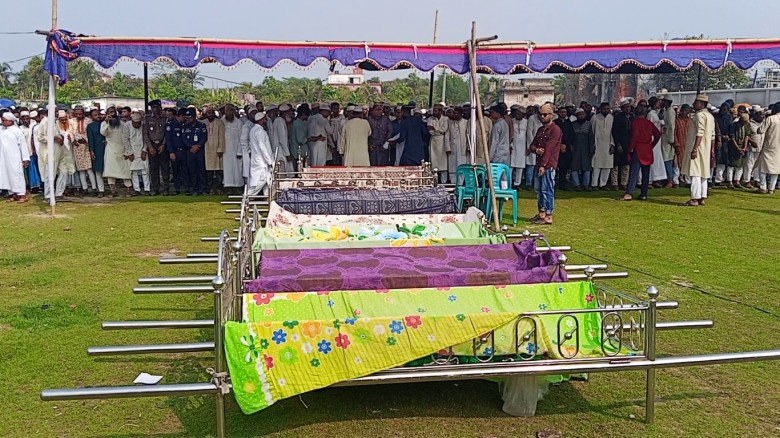 হৃদয়বিদারক ঘটনা: মোংলায় ৯ জনের একসঙ্গে দাফন