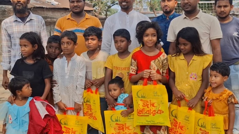 নরসিংদীর পলাশে অর্ধশতাধিক পথশিশুর মাঝে ঈদের রঙিন জামা বিতরণ