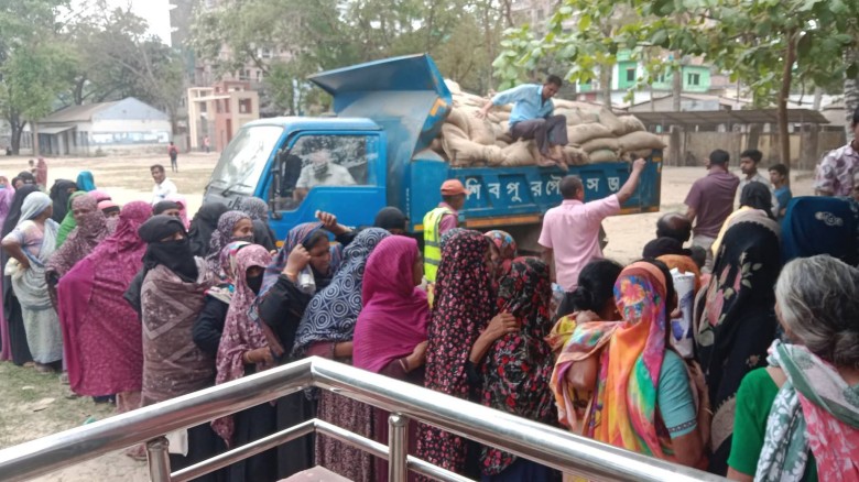 শিবপুরে ১৫শ' পরিবারের মাঝে ভিজিএফের চাল বিতরণ