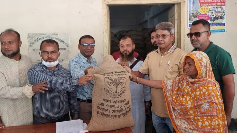 পীরগাছায় ভিজিএফের চালের বস্তায় শেখ হাসিনার স্লোগান: এলাকায় চাঞ্চল্য