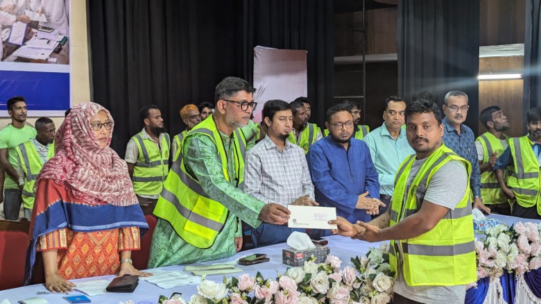 মসিকের ৬৮৭ পরিচ্ছন্নতাকর্মী পেলেন প্রধানমন্ত্রীর ঈদ উপহার