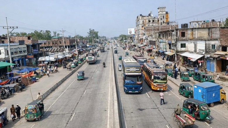 যানজটহীন মহাসড়কে স্বস্তির ঈদযাত্রা, স্বাভাবিক গতিতে ফিরছে মানুষ