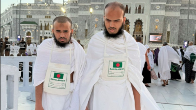 দাওরায়ে হাদিস শেষ করে ওমরাহ করলেন ২ অন্ধ হাফেজ