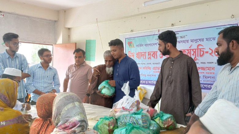 মোংলায় স্বেচ্ছাসেবী সংগঠন ‘সার্ভিস বাংলাদেশ’-এর ঈদ উপহার বিতরণ