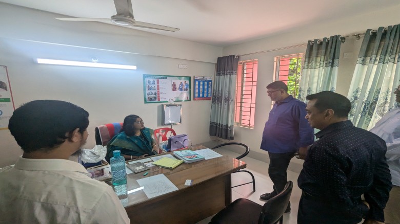 ময়মনসিংহে স্বাস্থ্যকেন্দ্র আকস্মিক পরিদর্শন করলেন সিটি প্রশাসক