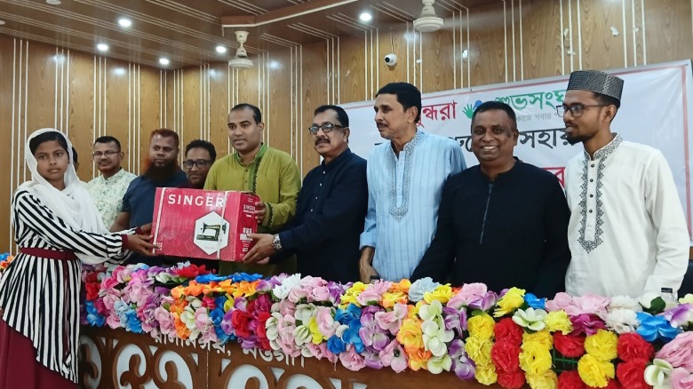 রাণীনগরে ১৫ জন অসচ্ছল নারী পেল সেলাই মেশিন