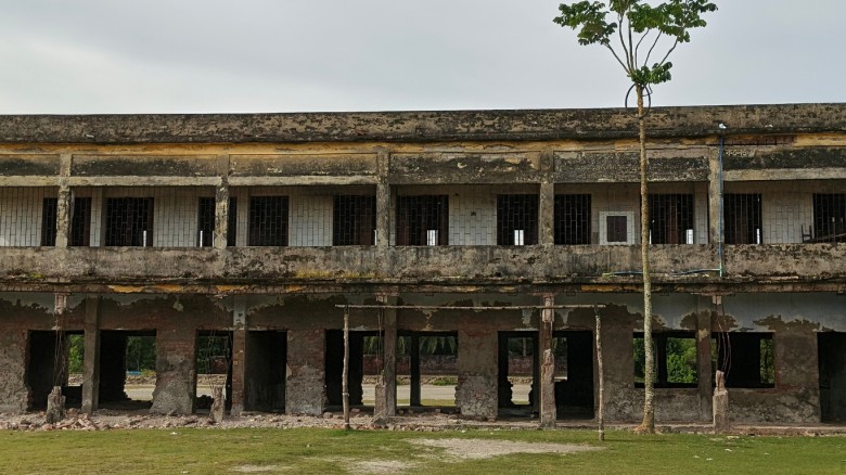 কয়রায় জরাজীর্ণ ভবনে ঝুঁকি নিয়ে পাঠদান: আতঙ্কে শিক্ষক-শিক্ষার্থীরা