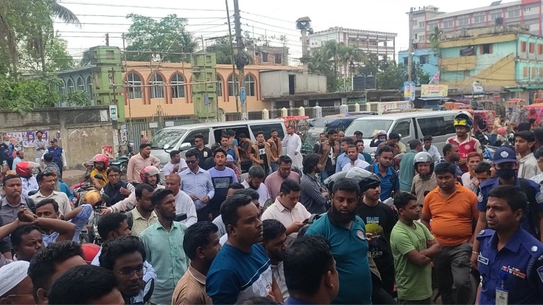 জামালপুরে তেল না পেয়ে সড়ক অবরোধ: পাম্প মালিককে জরিমানা