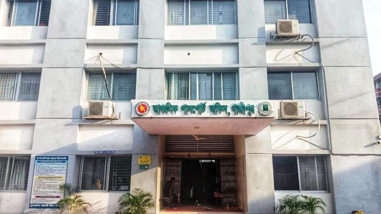 গাজীপুর পাসপোর্ট অফিস আনসার ও দালালদের হাতে জিম্মি