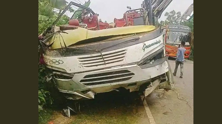 বরিশালে বাস খাদে পড়ে নারী নিহত, স্বামী-সন্তানসহ আহত ৩