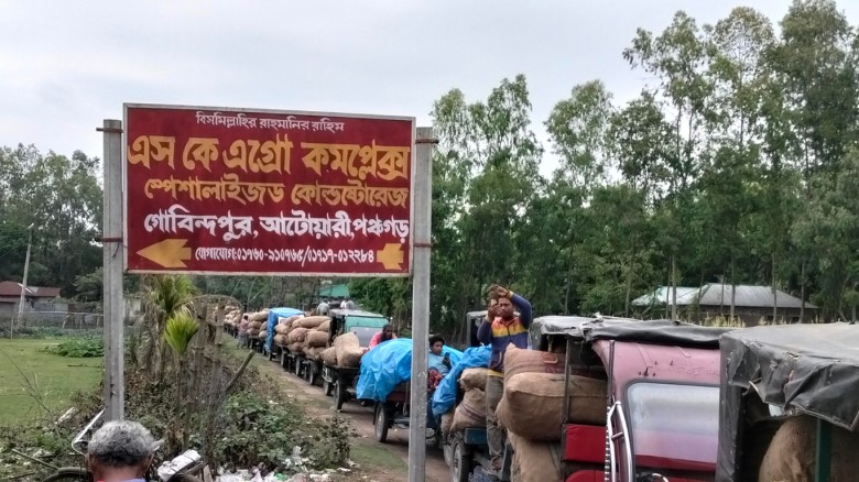 আটোয়ারীতে কোল্ড স্টোরেজে আলু সংরক্ষণে দীর্ঘ লাইন, ভোগান্তিতে কৃষক