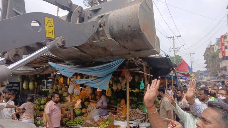 গাজীপুরে জয়দেবপুর রেলক্রসিং এলাকায় উচ্ছেদ অভিযান