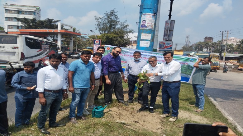 বরিশালে মহাসড়কের পাশে বৃক্ষরোপণ কর্মসূচির উদ্বোধন: লক্ষ্য ২৫ কোটি গাছ