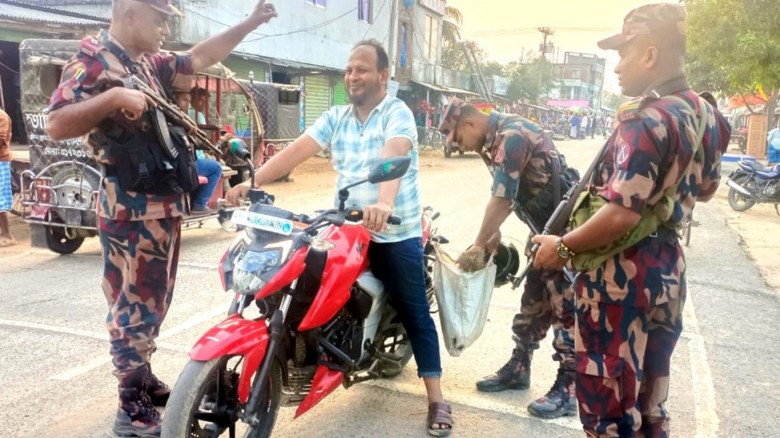 সীমান্তে তেল পাচার রোধে কঠোর অবস্থানে দিনাজপুর ৪২ বিজিবি