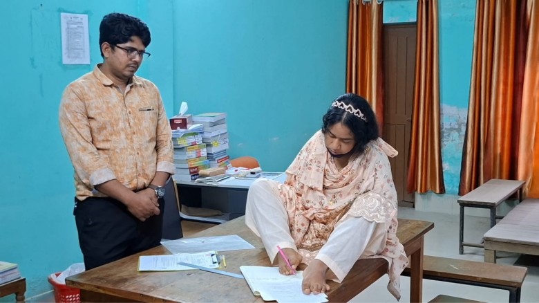 পা দিয়ে লিখে লালমনিরহাটের আরিফার স্বপ্ন জয়