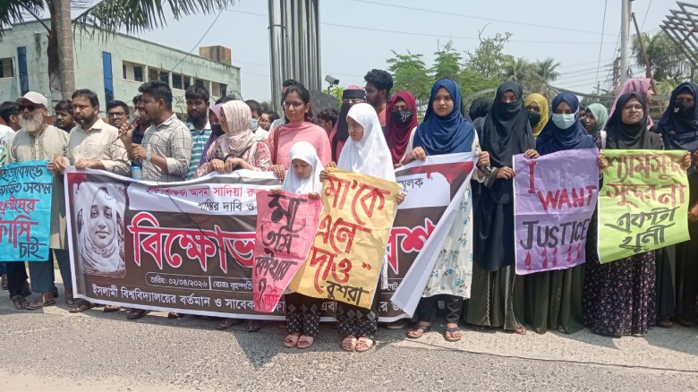 ইবি শিক্ষিকা রুনা হত্যার বিচার দাবিতে সড়ক-রেলপথ অবরোধ