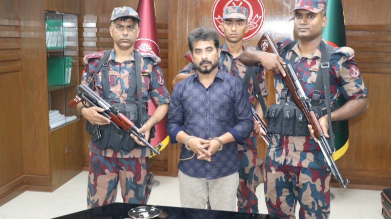 যশোরে ৬ কোটি টাকার ডায়মন্ডসহ ভারতীয় নাগরিক আটক