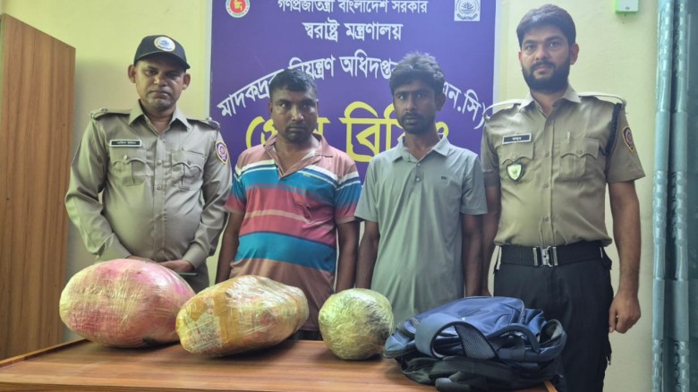 নাটোরে যাত্রীবাহী বাস থেকে গাঁজাসহ ২ জন আটক