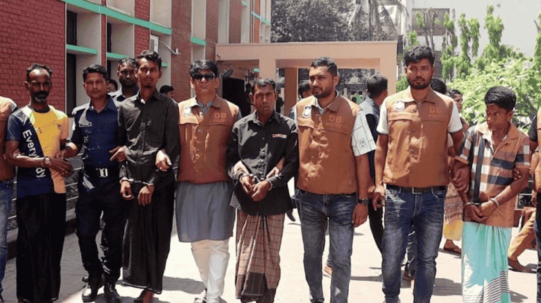 নওগাঁয় সড়কে ডাকাতি, ৪ ডাকাত গ্রেফতার