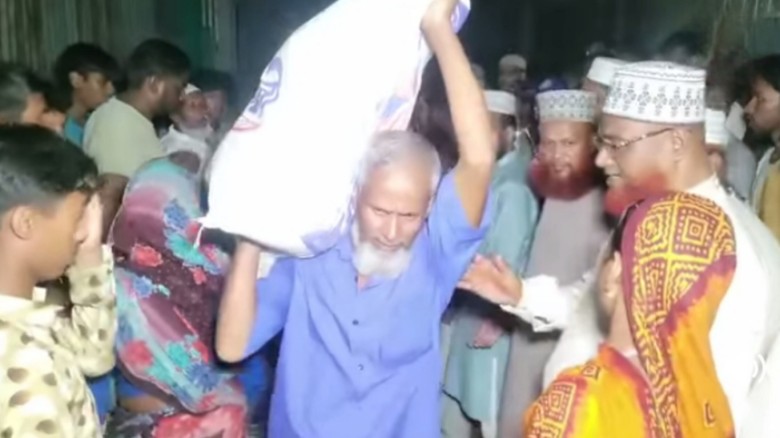 ডোমারে অগ্নিকাণ্ডে ক্ষতিগ্রস্ত পরিবারের পাশে জামায়াতে ইসলামী