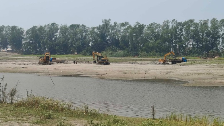 বেলকুচিতে আ: লীগ নেতা শহিদুলের অবৈধ বালু লুট থামেনি