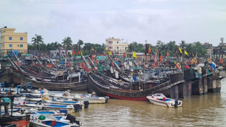 কক্সবাজারে ডিজেলের সংকটে বন্ধের পথে ৪ হাজার ট্রলার