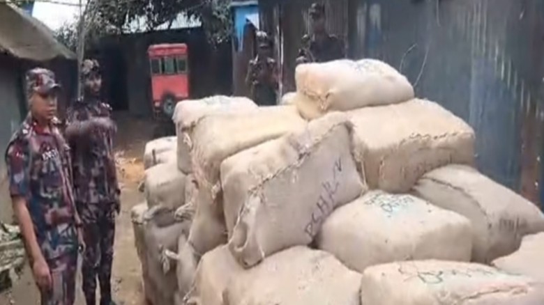 আখাউড়ায় বিজিবির অভিযানে কোটি টাকার ভারতীয় শাড়ি জব্দ