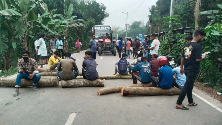 জামালপুরে তেল না পেয়ে সড়ক অবরোধ
