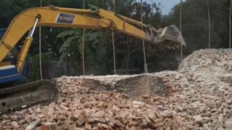 সোনারগাঁওয়ে ৫টি অবৈধ চুনা কারখানা গুঁড়িয়ে দিল প্রশাসন