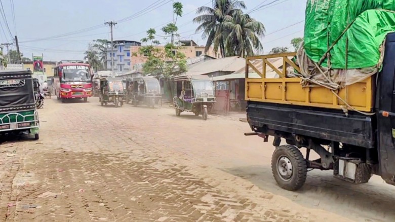 মোরেলগঞ্জে মহাসড়ক সংস্কারে অনিয়ম, ক্ষুব্ধ এলাকাবাসী