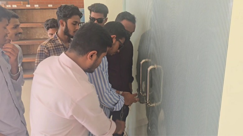 ভাসানী বিশ্ববিদ্যালয় প্রক্টরের পদত্যাগ দাবিতে ভবনে তালা, ভিসি অবরুদ্ধ