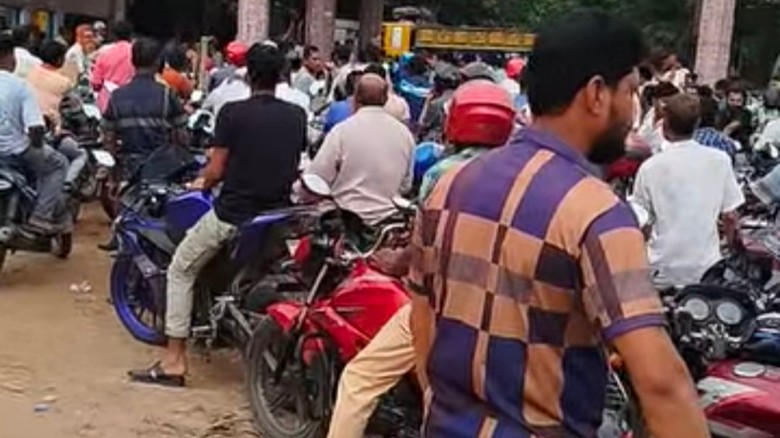 ঘোড়াঘাটে জ্বালানি তেলের সংকটে ভোগান্তিতে মোটরবাইকরা